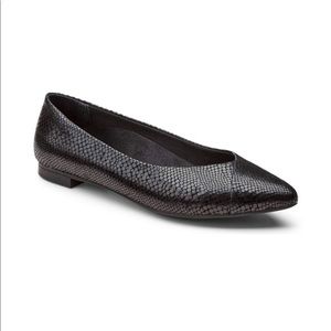 Black snake print Vionic pointy flats